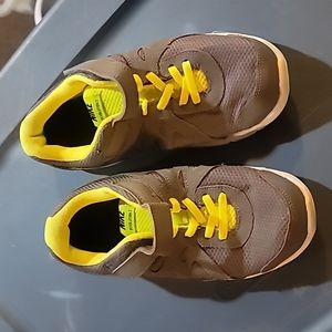 Nike revolution 2 sneakers